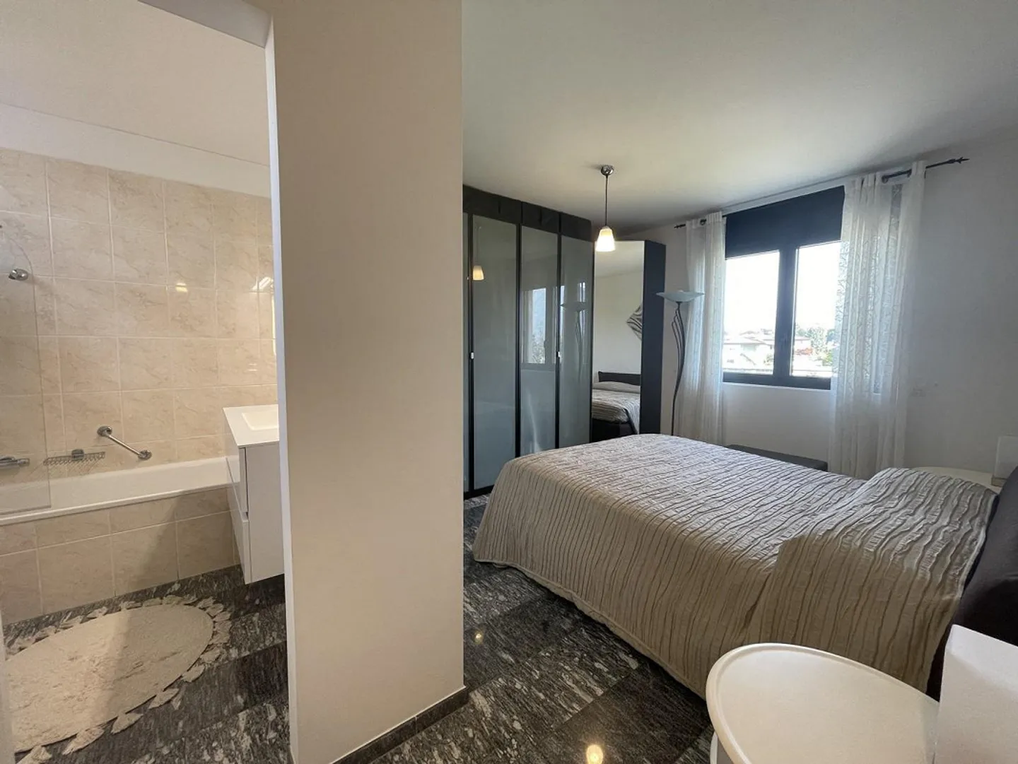 ELEGANTE WOHNUNG 4.5 IM OBERSTEN STOCK MIT ZWEI PARKPLÄTZEN - Foto 6 von 13