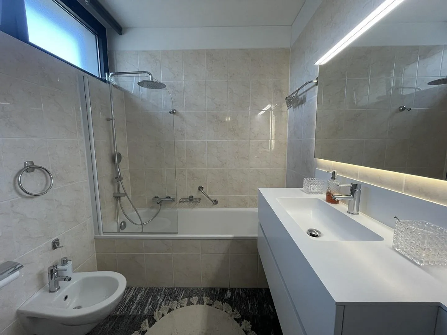 ELEGANTE WOHNUNG 4.5 IM OBERSTEN STOCK MIT ZWEI PARKPLÄTZEN - Foto 8 von 13
