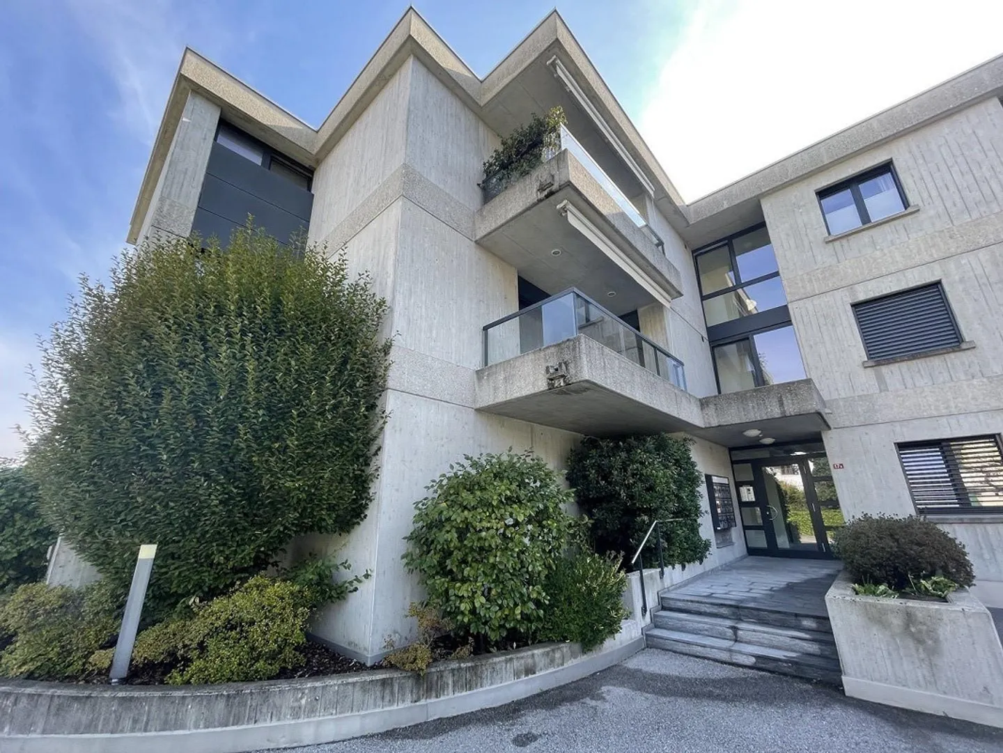 ELEGANTE WOHNUNG 4.5 IM OBERSTEN STOCK MIT ZWEI PARKPLÄTZEN - Foto 12 von 13
