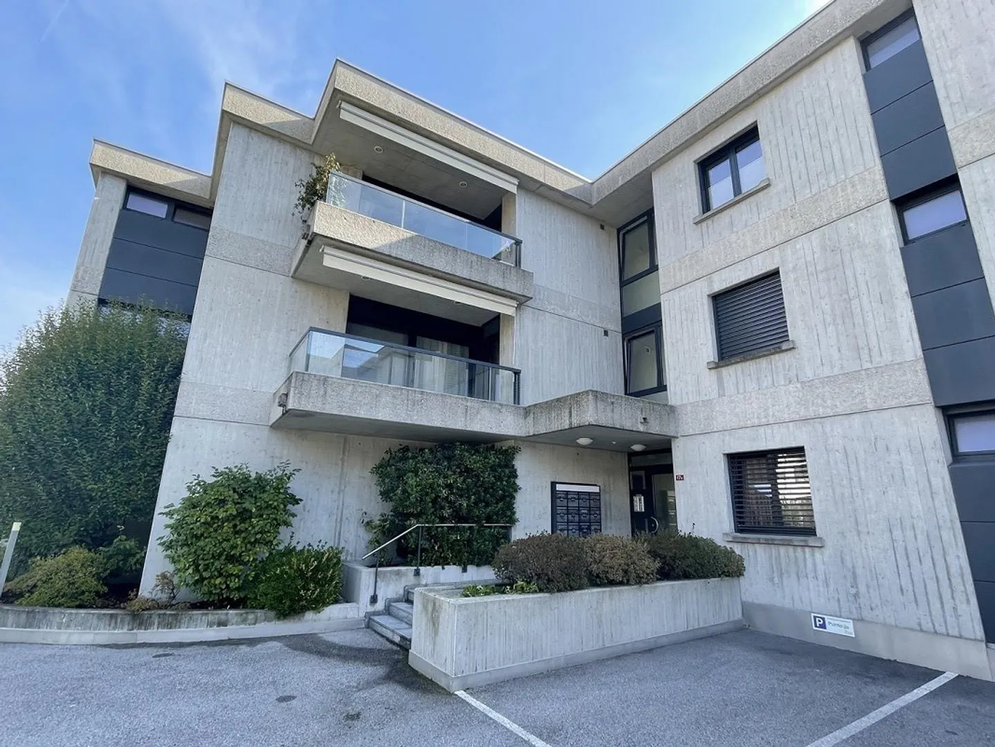 ELEGANTE WOHNUNG 4.5 IM OBERSTEN STOCK MIT ZWEI PARKPLÄTZEN - Foto 13 von 13