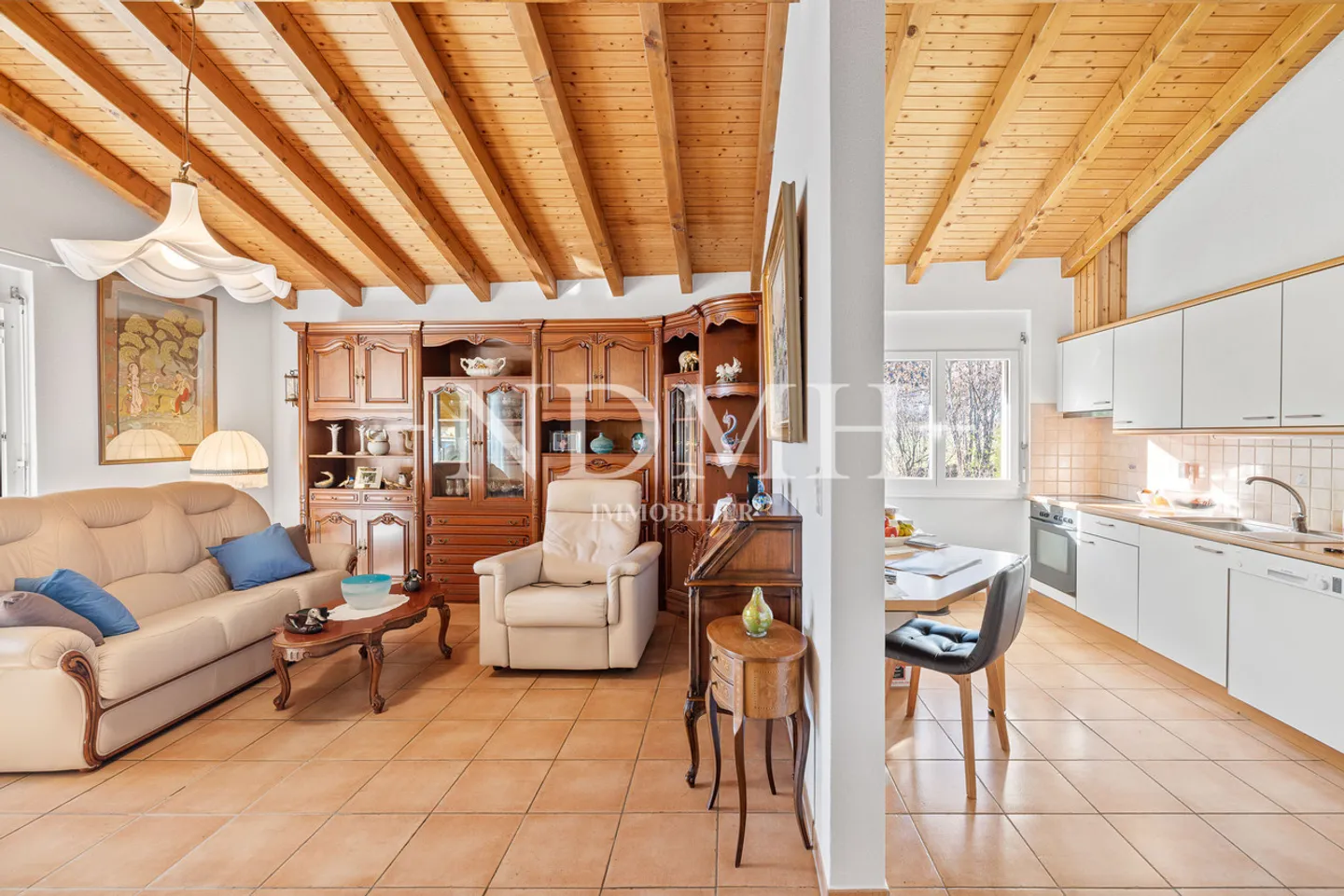 Large villa with two independent apartments - Photo 3 of 11