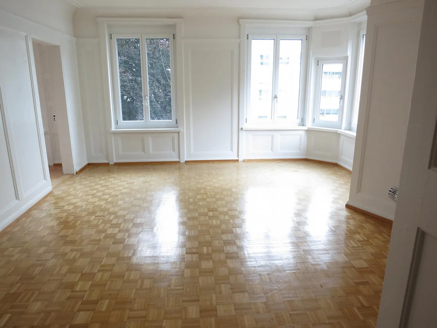 Appartamento Art Nouveau luminoso di 5 1/2 stanze in una posizione centrale - Foto 2 di 18