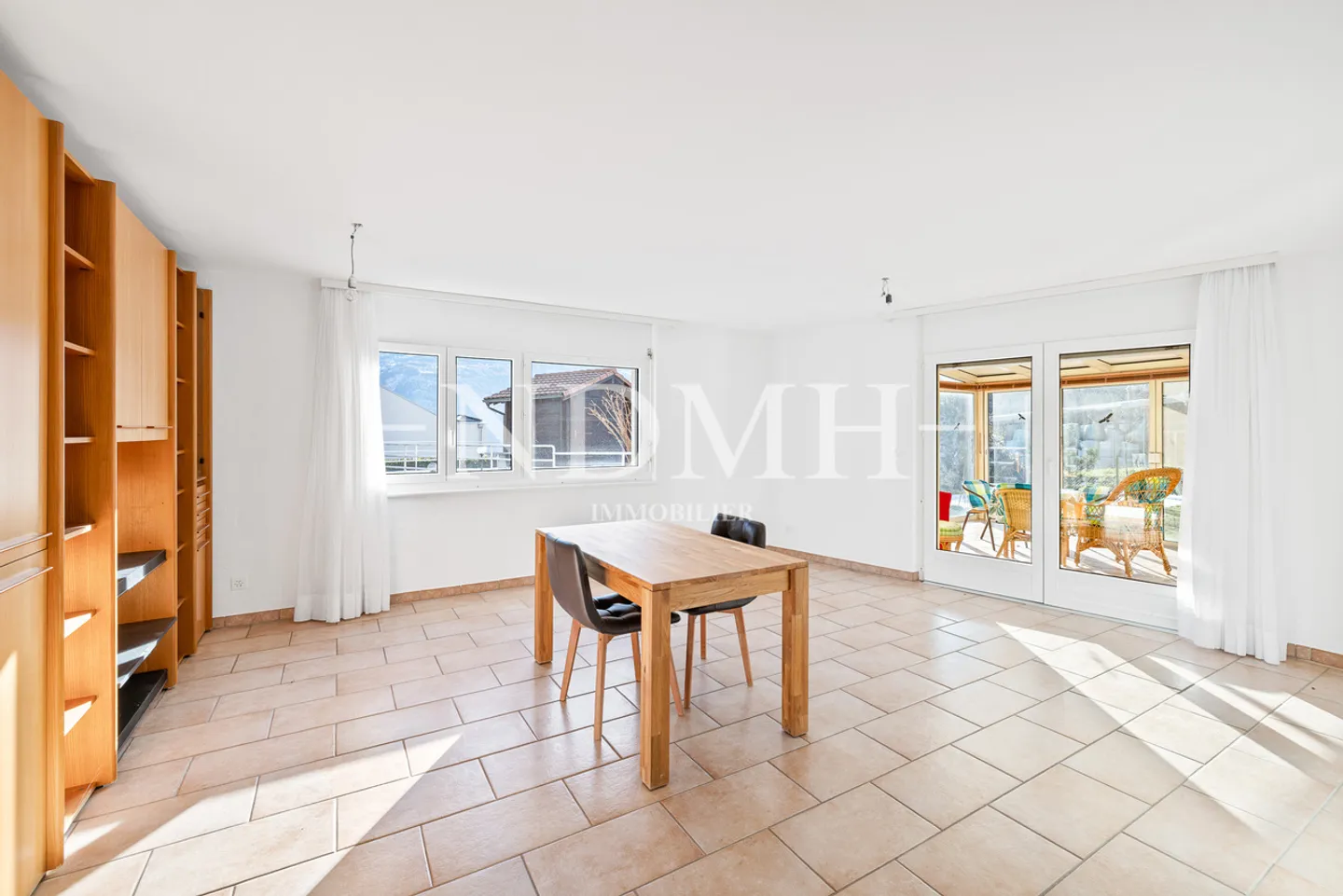 Large villa with two independent apartments - Photo 4 of 11