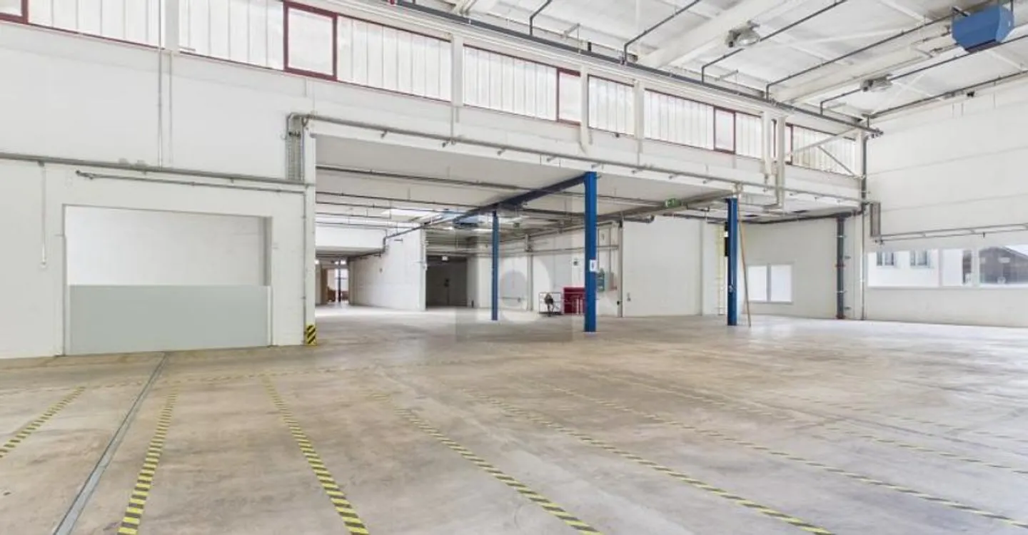 STORAGE ON A LARGE AREA - Photo 3 of 6