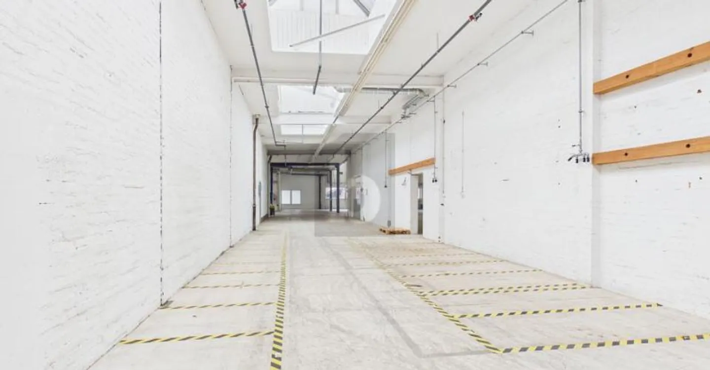 STORAGE ON A LARGE AREA - Photo 5 of 6