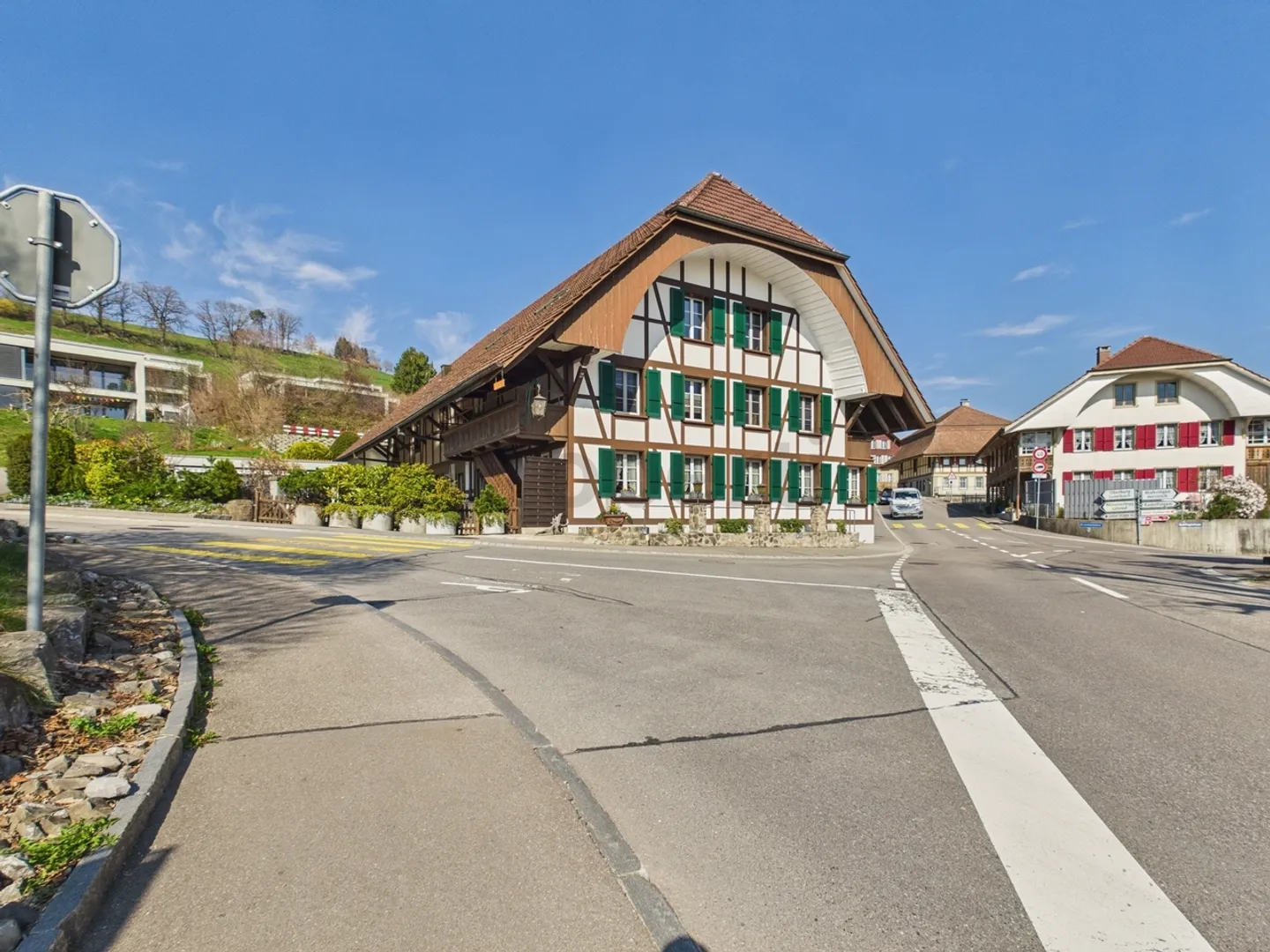 Moderne 3.5-Zimmer-Wohnung mit grosszügigem Grundriss und sonnigem Aussenbereich in Utzigen - Foto 1 von 13