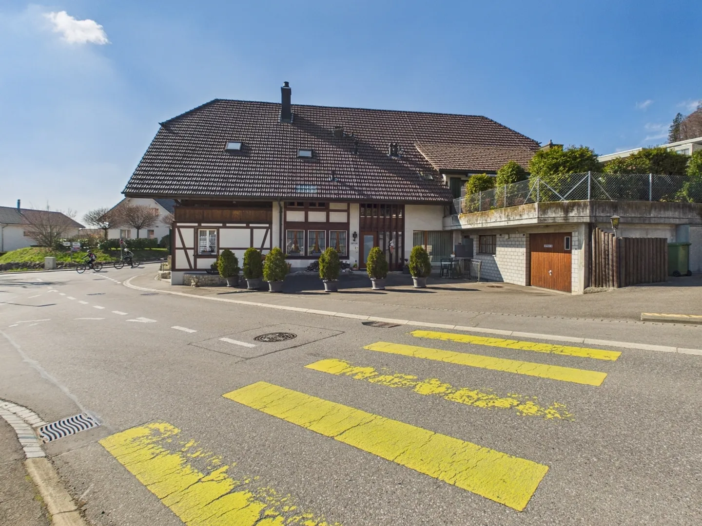 Moderne 3.5-Zimmer-Wohnung mit grosszügigem Grundriss und sonnigem Aussenbereich in Utzigen - Foto 2 von 13