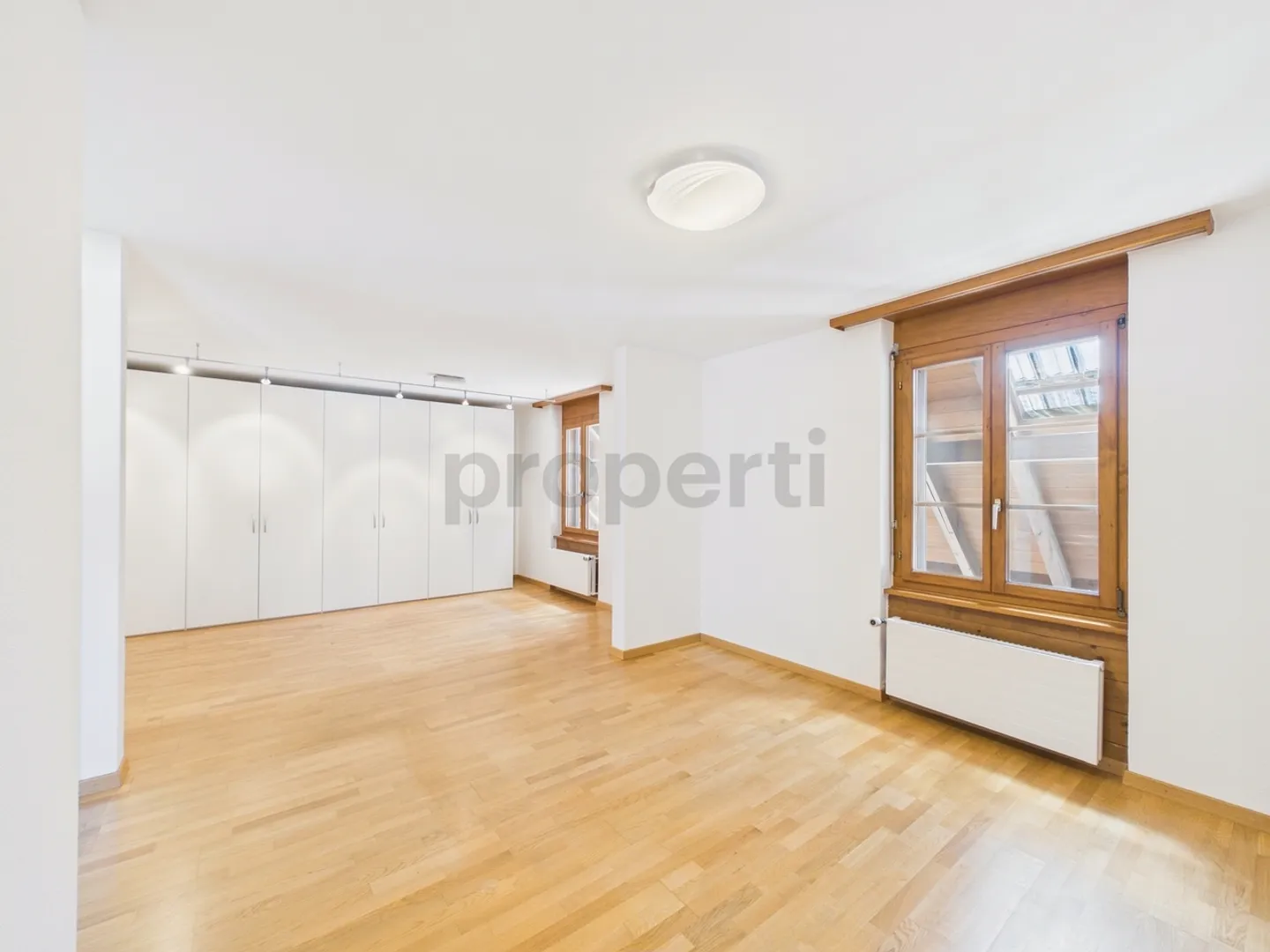 Moderne 3.5-Zimmer-Wohnung mit grosszügigem Grundriss und sonnigem Aussenbereich in Utzigen - Foto 8 von 13
