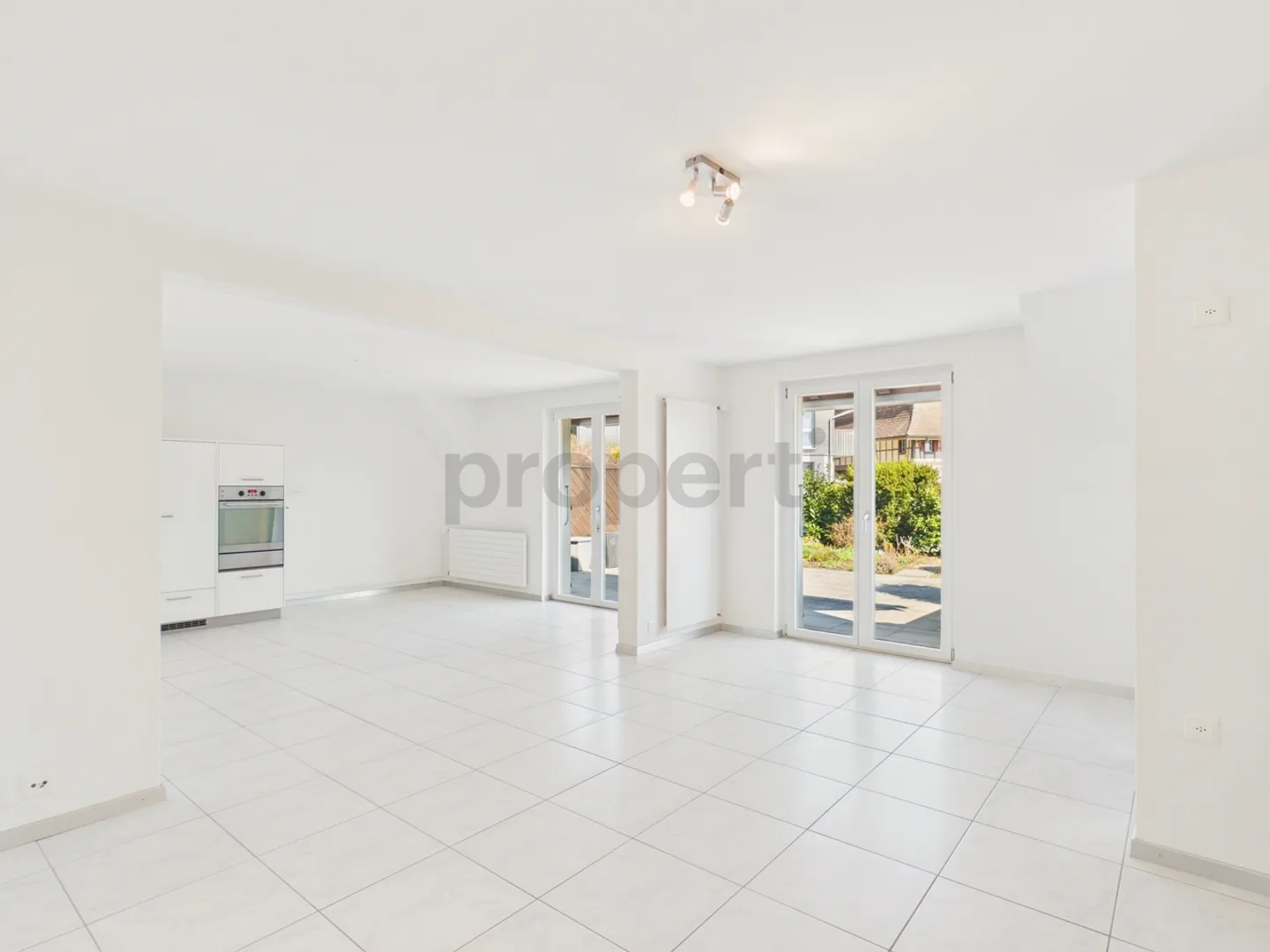 Moderne 3.5-Zimmer-Wohnung mit grosszügigem Grundriss und sonnigem Aussenbereich in Utzigen - Foto 4 von 13