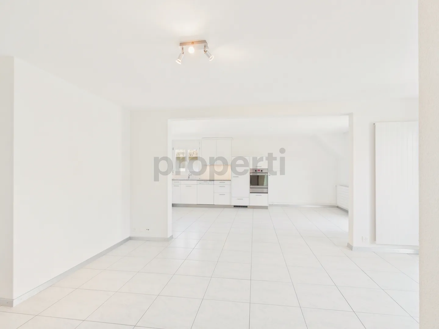 Moderne 3.5-Zimmer-Wohnung mit grosszügigem Grundriss und sonnigem Aussenbereich in Utzigen - Foto 6 von 13