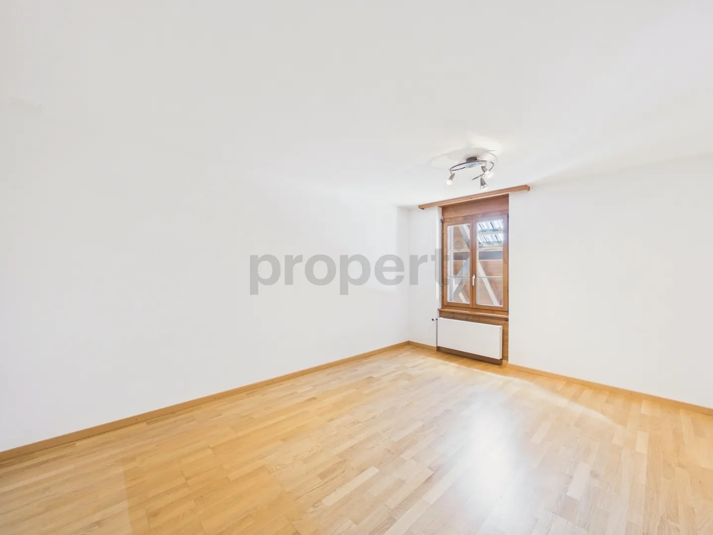 Moderne 3.5-Zimmer-Wohnung mit grosszügigem Grundriss und sonnigem Aussenbereich in Utzigen - Foto 11 von 13