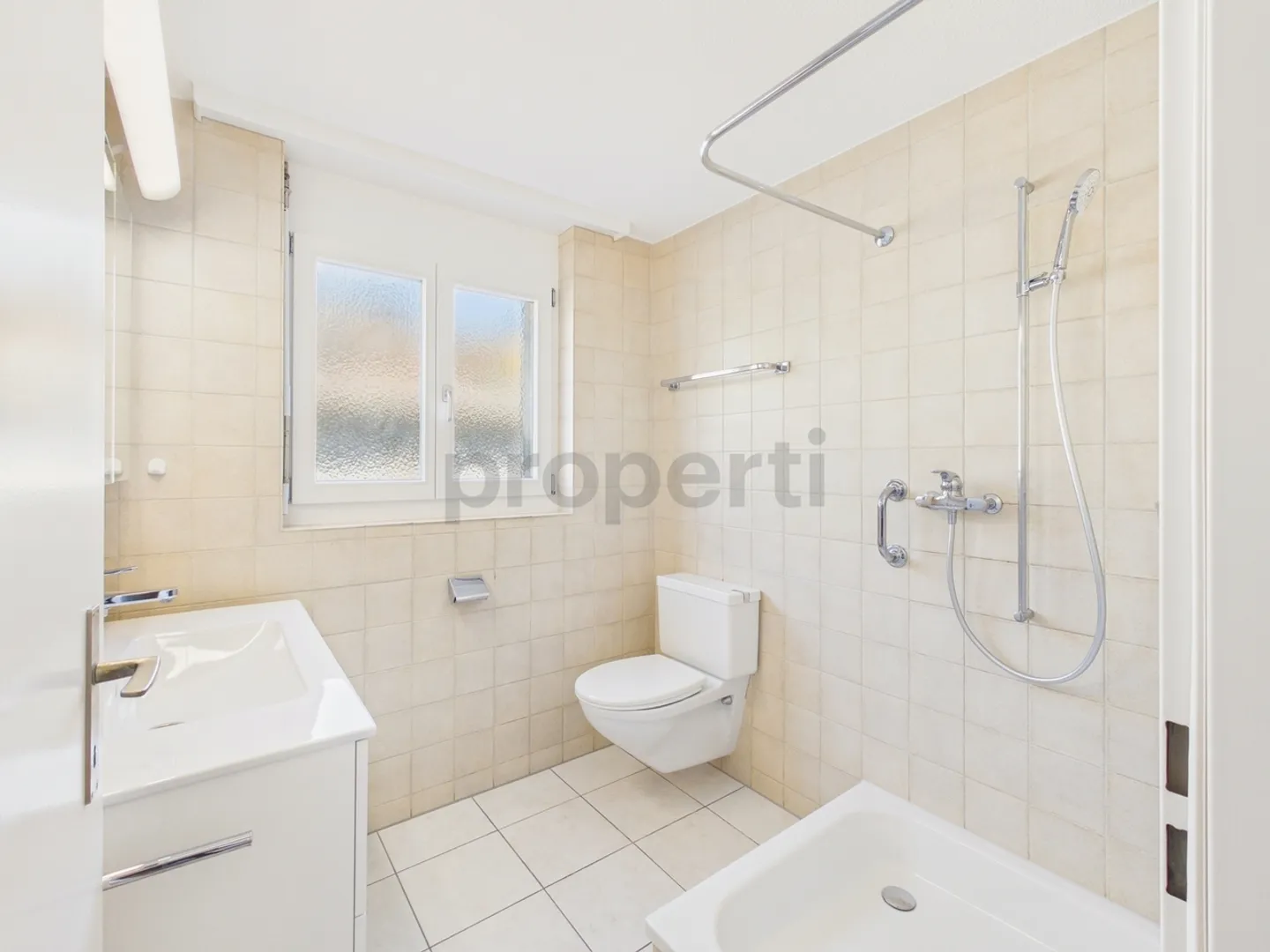 Moderne 3.5-Zimmer-Wohnung mit grosszügigem Grundriss und sonnigem Aussenbereich in Utzigen - Foto 12 von 13