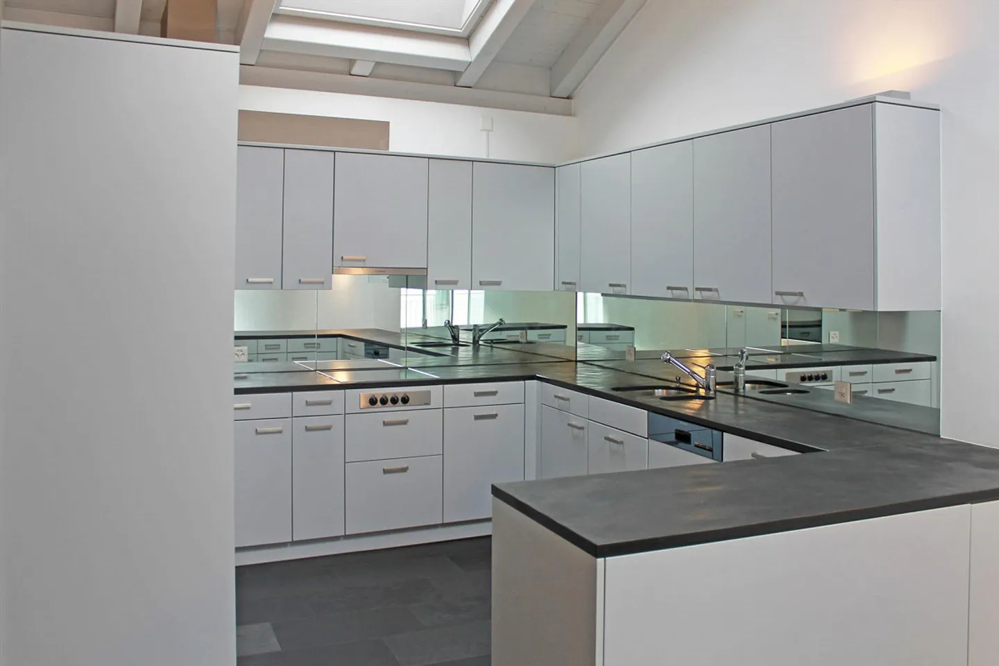 Appartement sous les toits exclusif de 4,5 pièces avec charme et standard de propriété - Photo 2 sur 10