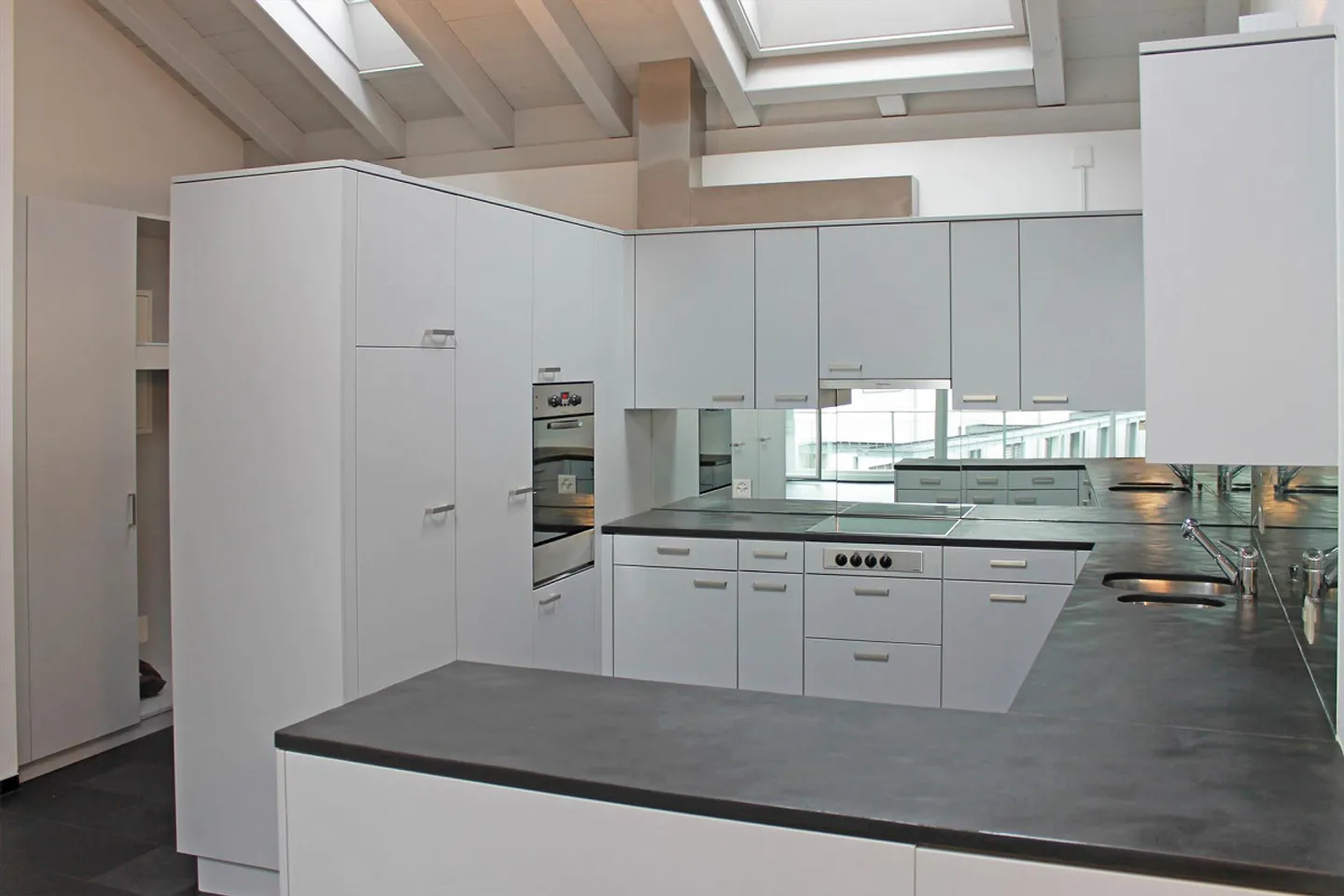 Appartement sous les toits exclusif de 4,5 pièces avec charme et standard de propriété - Photo 3 sur 10