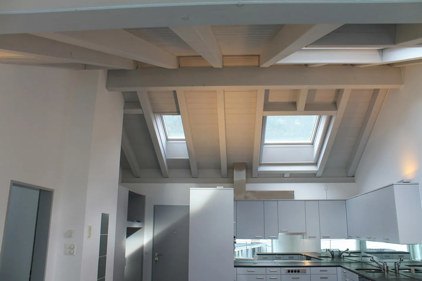 Appartement sous les toits exclusif de 4,5 pièces avec charme et standard de propriété - Photo 5 sur 10