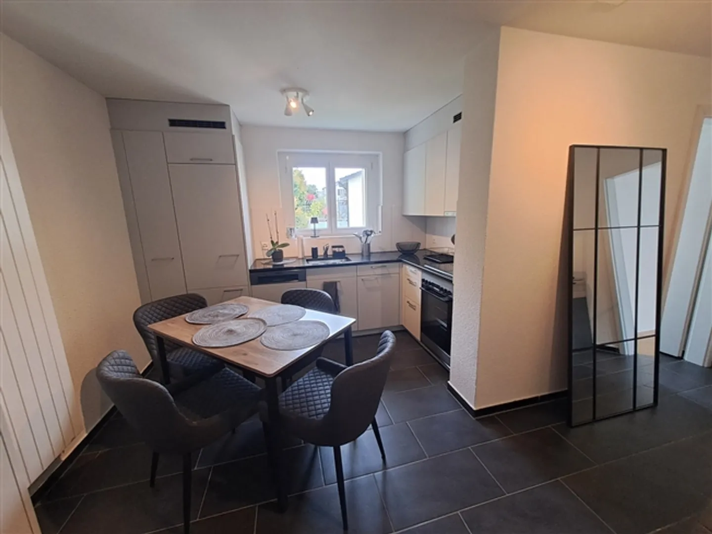 FOR A SINGLE PERSON IN ZURICH - DISTRICT 12 SCHWAMENDINGEN, FURNISHED, TEMPORARY - Photo 1 of 9