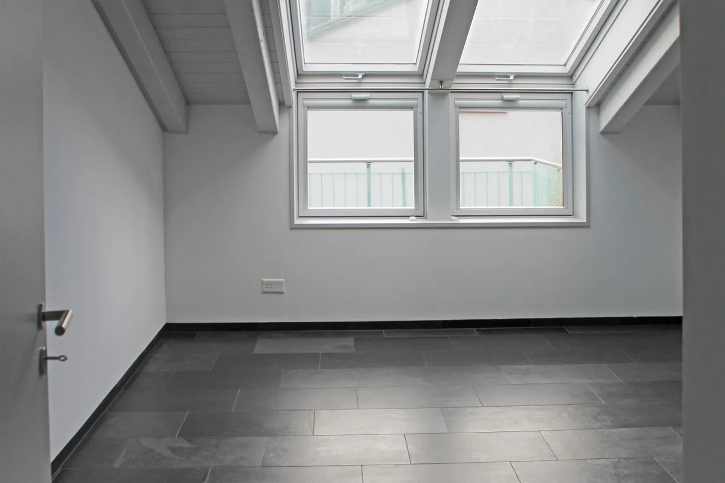 Appartement sous les toits exclusif de 4,5 pièces avec charme et standard de propriété - Photo 8 sur 10