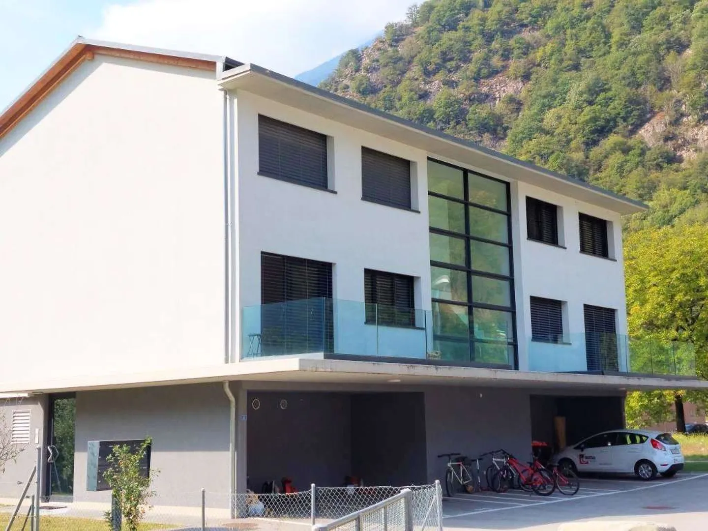 APPARTAMENTO 3.5 LOCALI ULTIMO PIANO - Foto 3 di 12