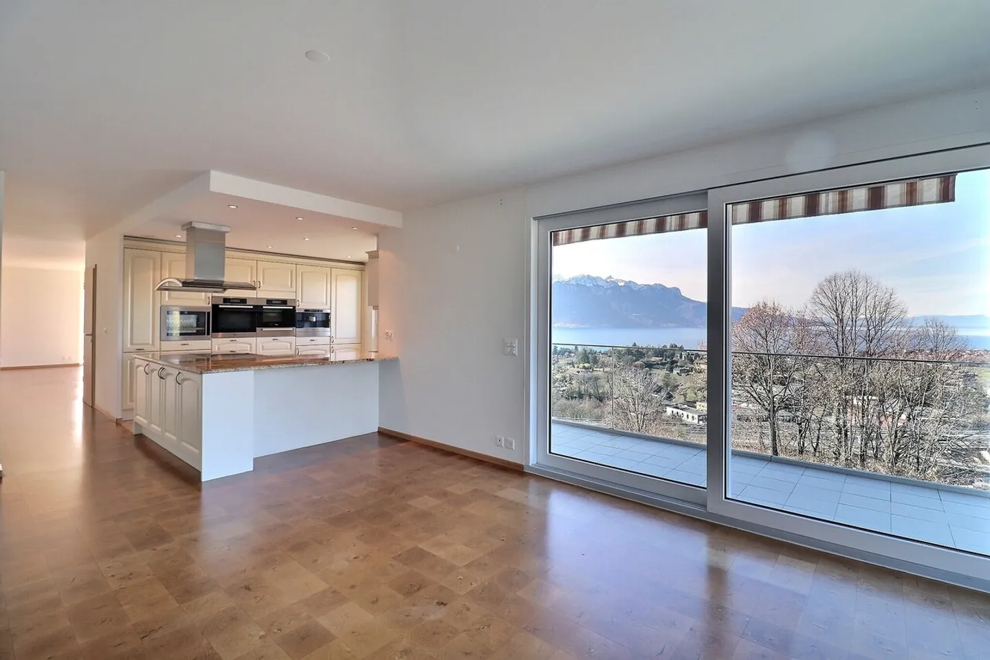 Wunderschöne 5,5 Zimmer mit atemberaubendem Blick auf den See und die Alpen - Foto 3 von 15