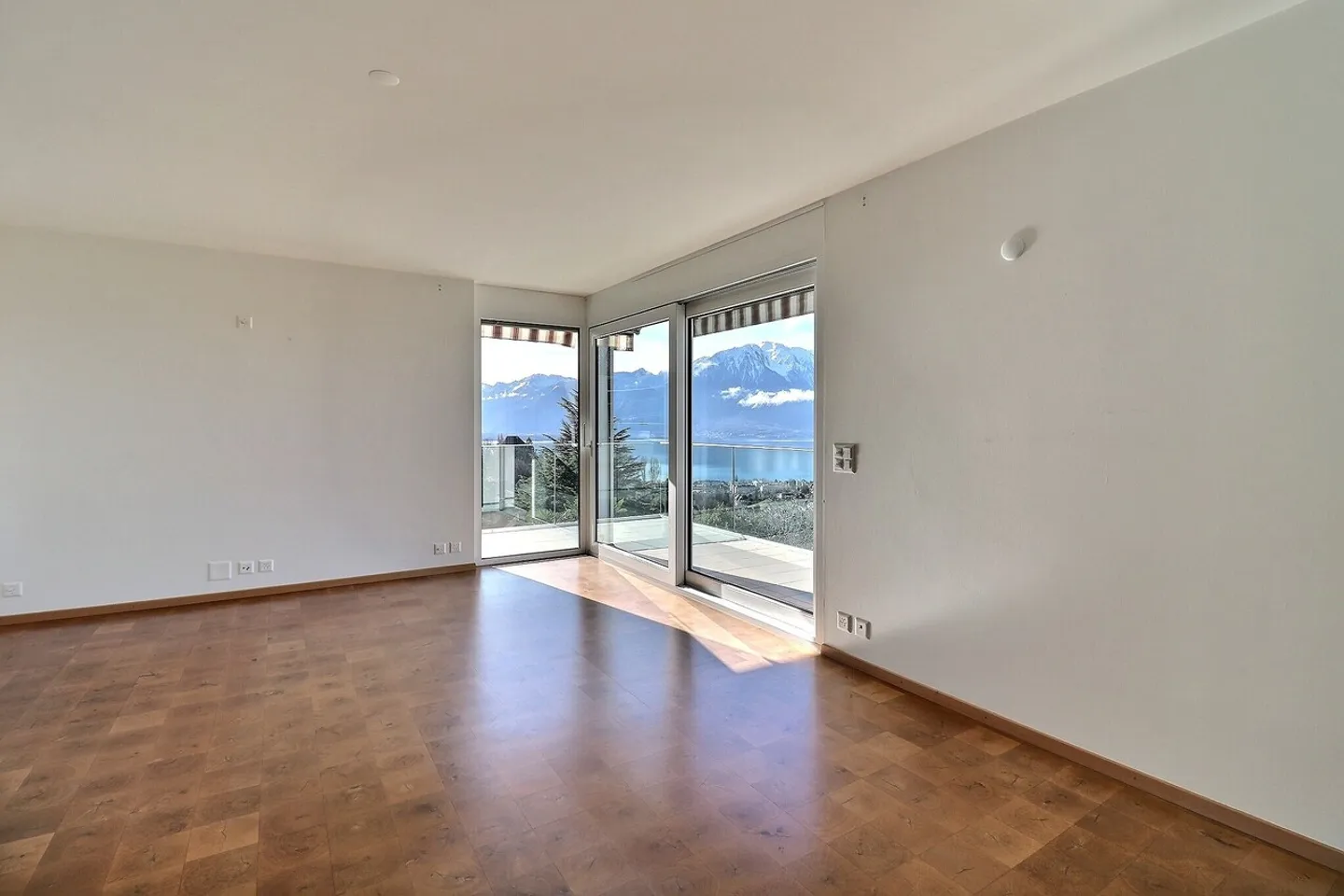 Wunderschöne 5,5 Zimmer mit atemberaubendem Blick auf den See und die Alpen - Foto 7 von 15