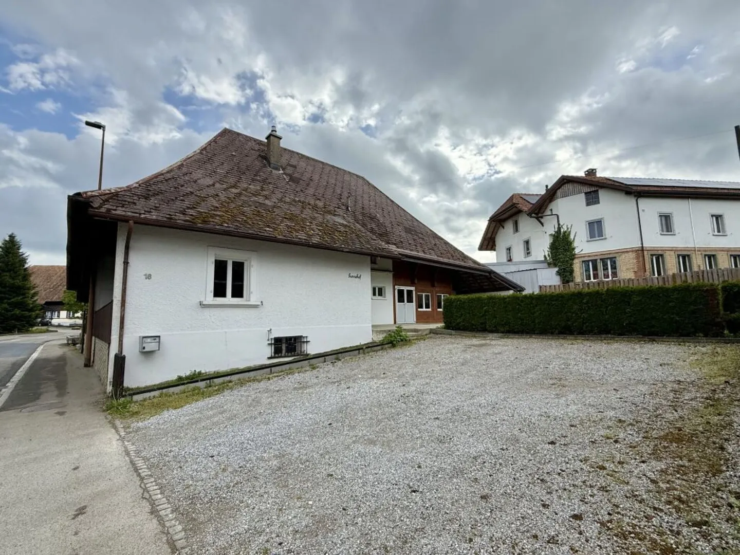 Maison à haut plafond de 3,5 pièces soigneusement rénovée à Seeberg - Photo 2 sur 11