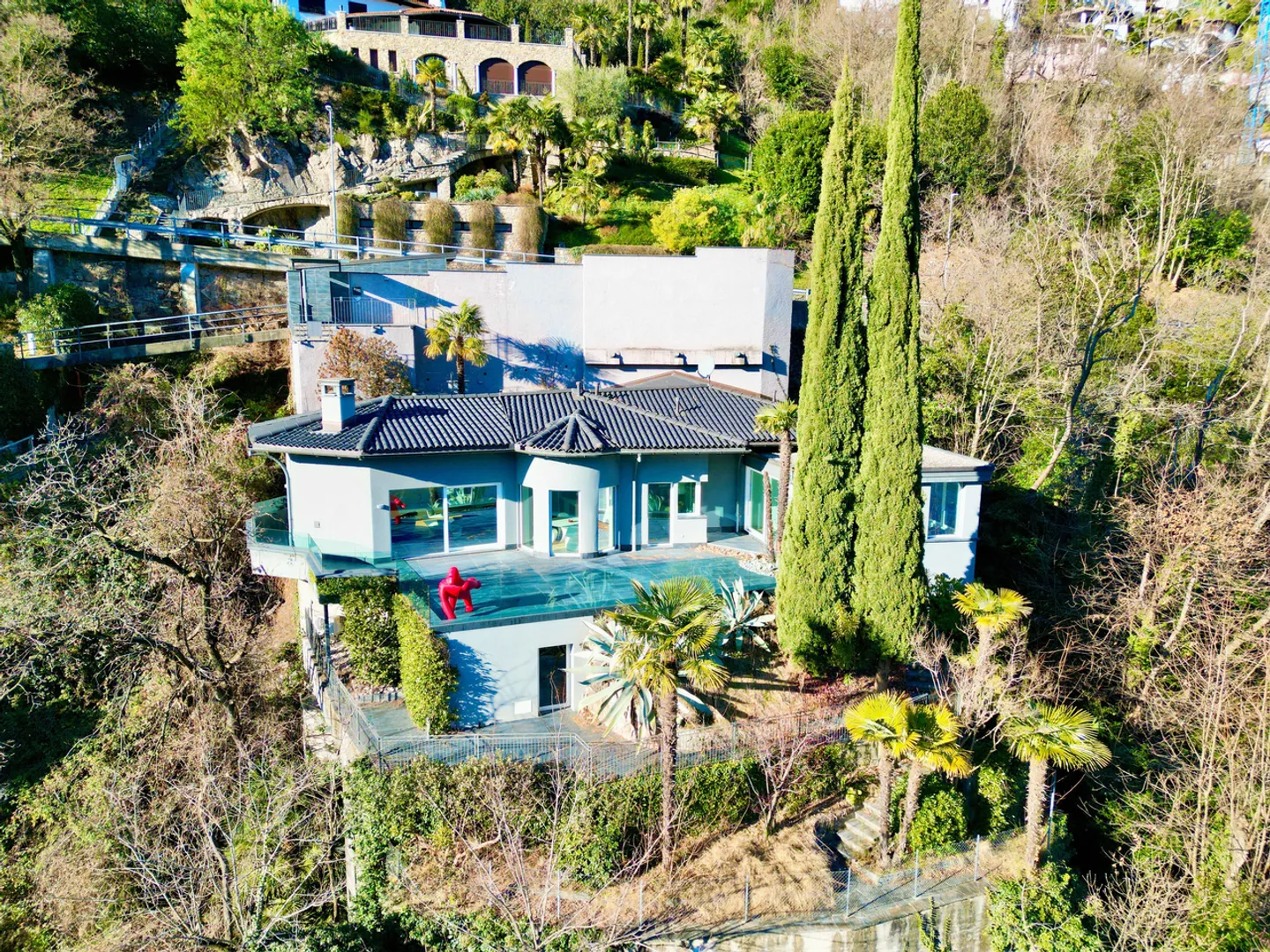 Exklusive Luxusvilla mit Innenpool und Seeblick - Foto 1 von 23