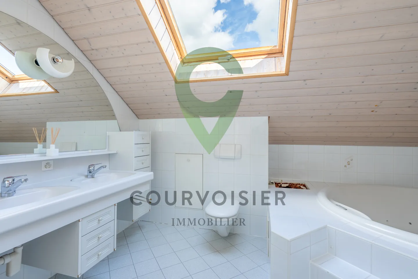 Semi-detached house with a beautiful view of the lake - Photo 10 of 11
