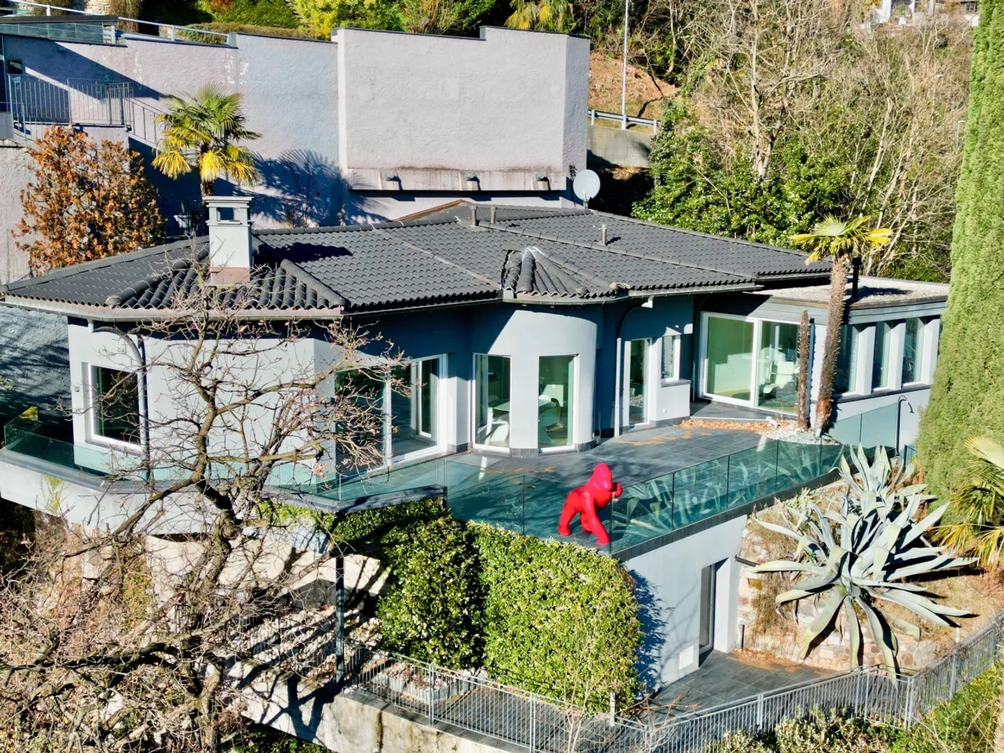 Exklusive Luxusvilla mit Innenpool und Seeblick - Foto 2 von 23