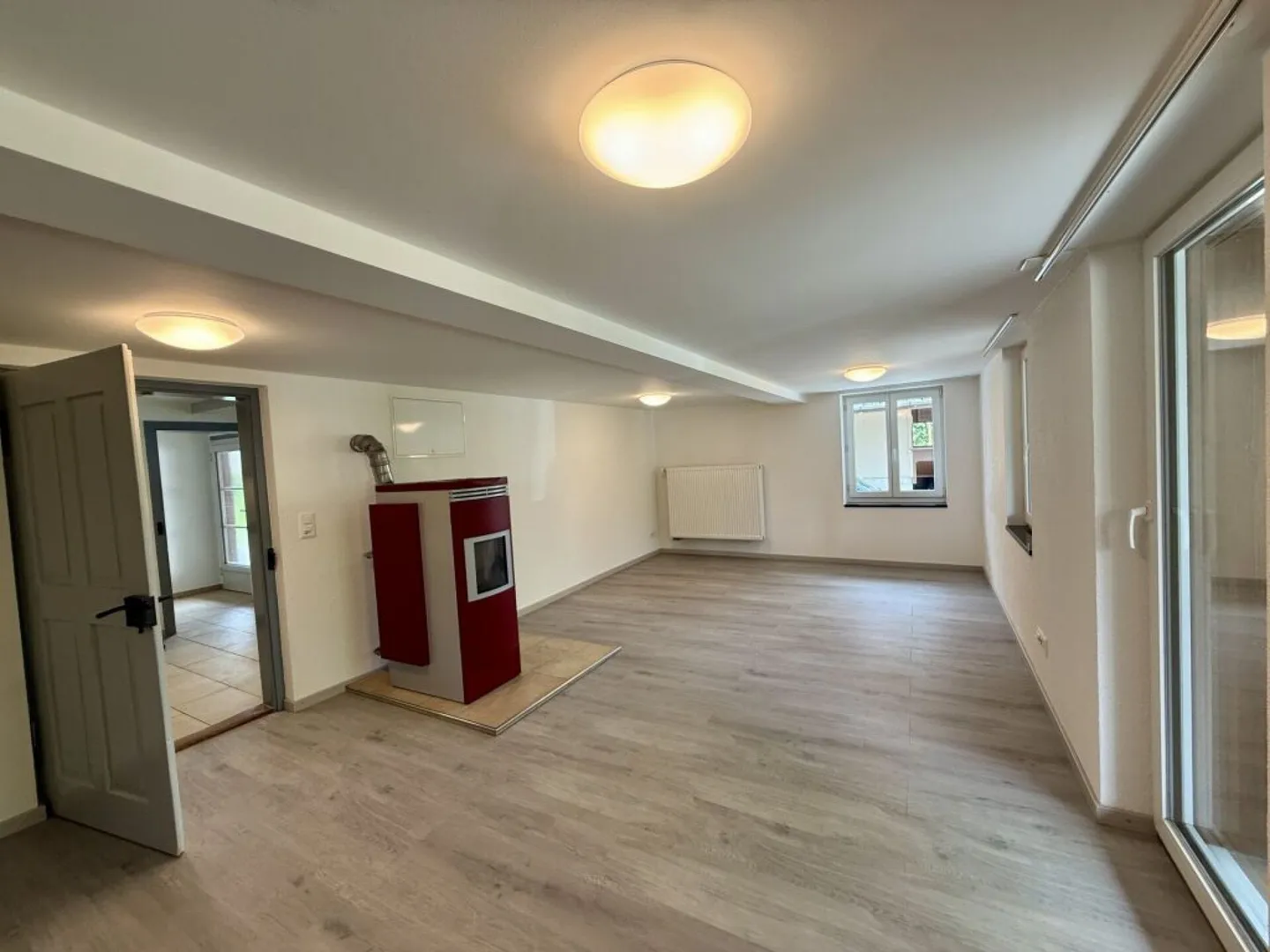 Maison à haut plafond de 3,5 pièces soigneusement rénovée à Seeberg - Photo 3 sur 11