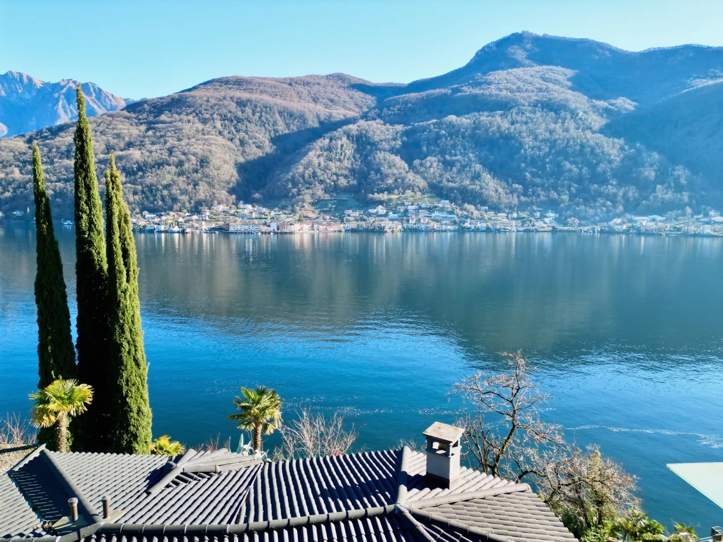 Exklusive Luxusvilla mit Innenpool und Seeblick - Foto 3 von 23