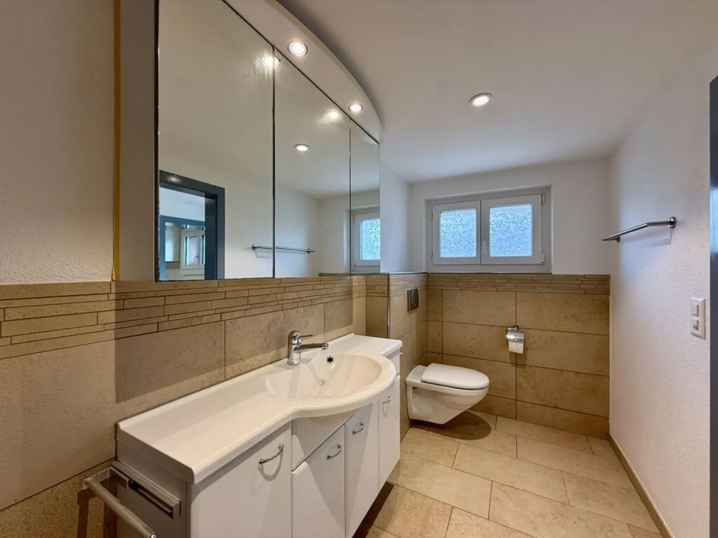 Maison à haut plafond de 3,5 pièces soigneusement rénovée à Seeberg - Photo 6 sur 11