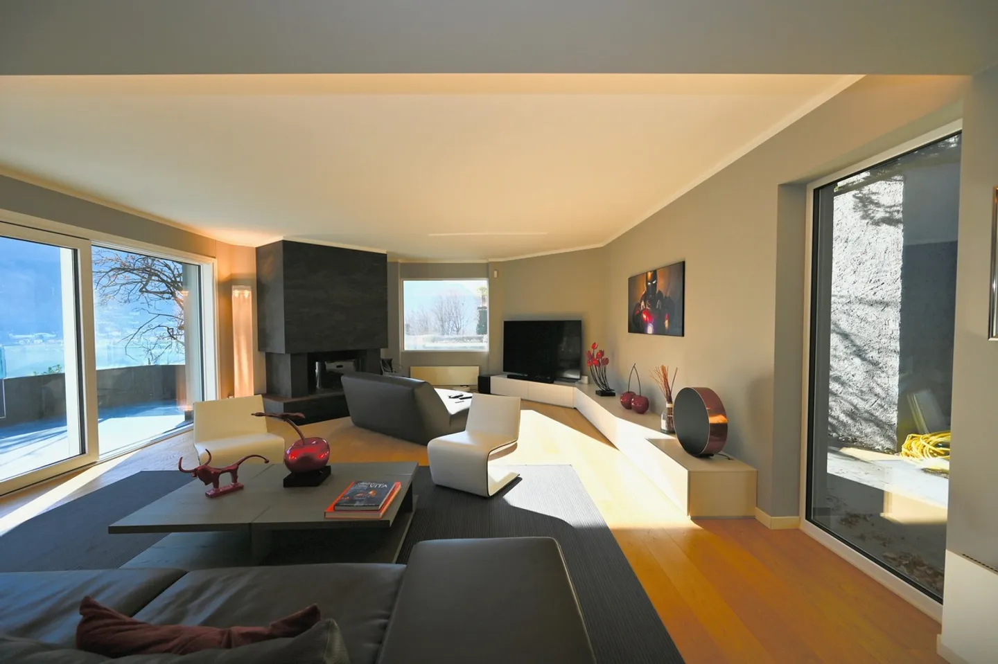 Exklusive Luxusvilla mit Innenpool und Seeblick - Foto 4 von 23
