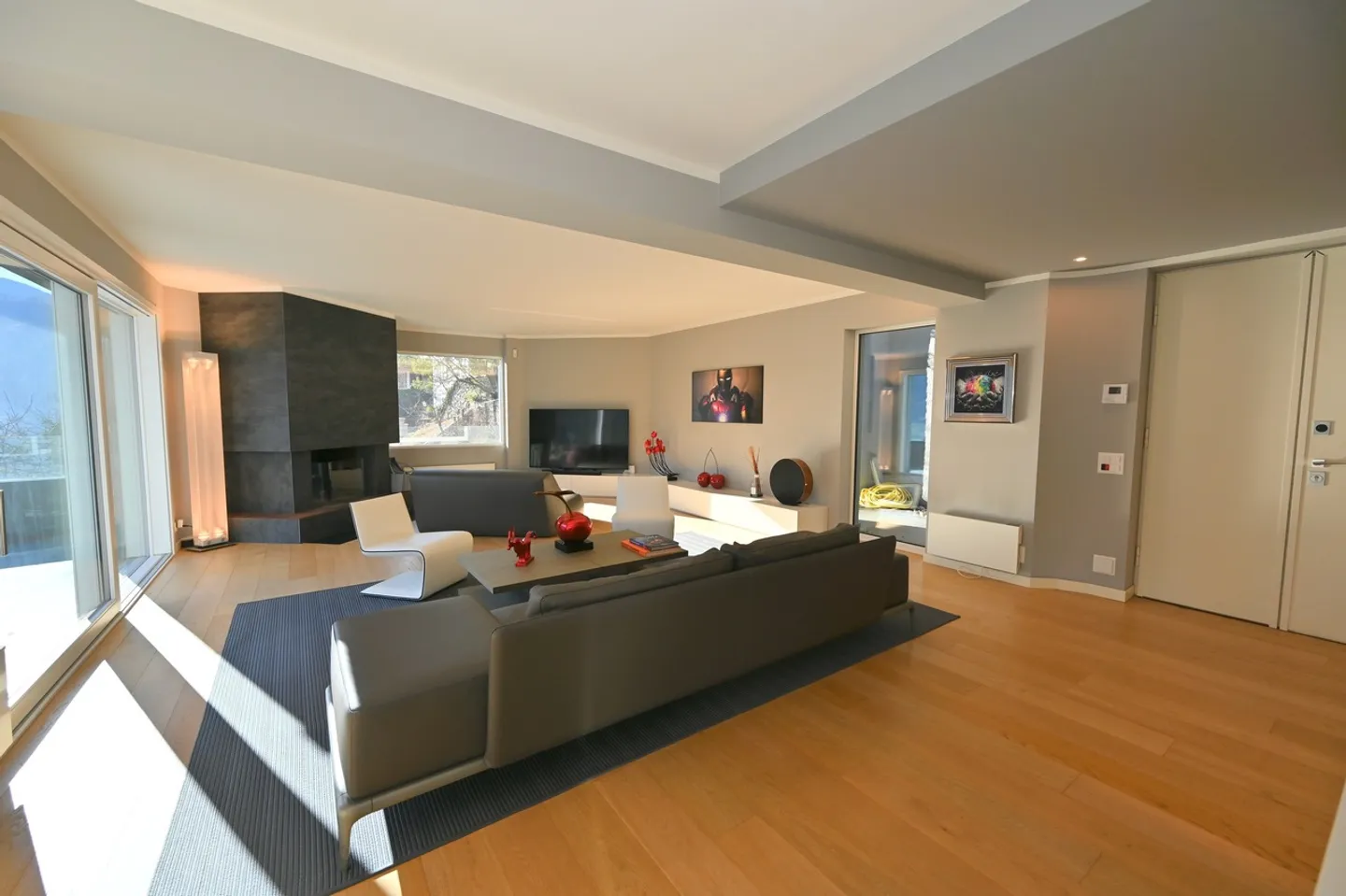 Exklusive Luxusvilla mit Innenpool und Seeblick - Foto 5 von 23