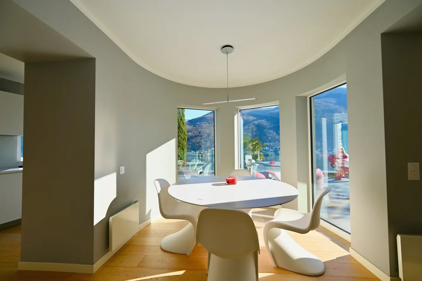 Exklusive Luxusvilla mit Innenpool und Seeblick - Foto 6 von 23
