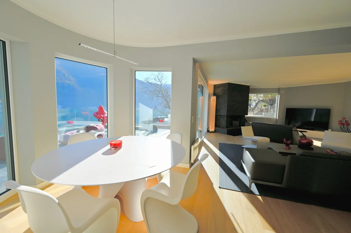 Exklusive Luxusvilla mit Innenpool und Seeblick - Foto 7 von 23