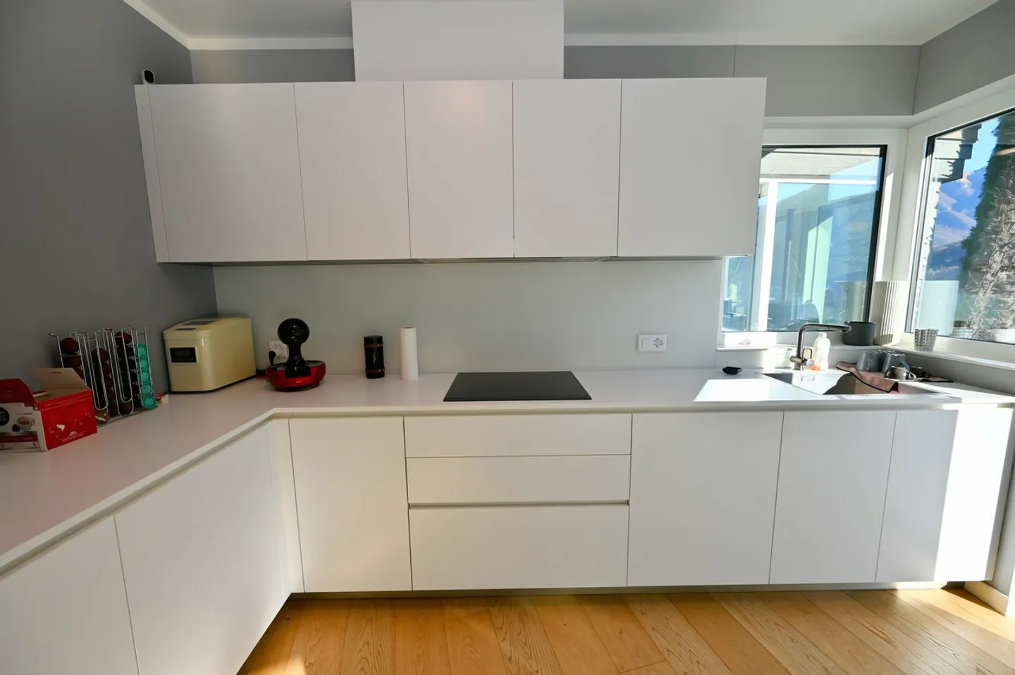 Exklusive Luxusvilla mit Innenpool und Seeblick - Foto 8 von 23