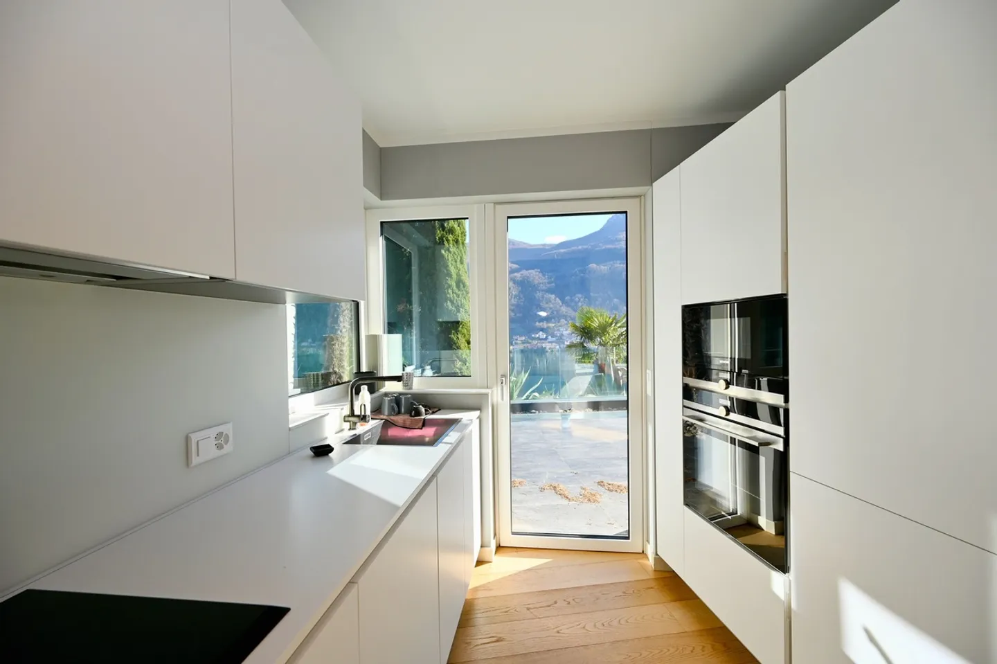 Exklusive Luxusvilla mit Innenpool und Seeblick - Foto 9 von 23