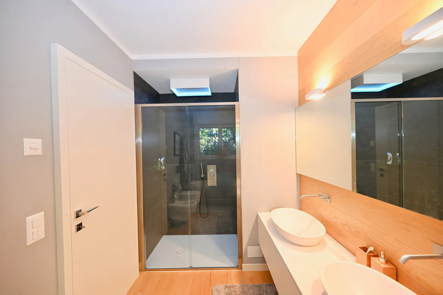Exklusive Luxusvilla mit Innenpool und Seeblick - Foto 16 von 23
