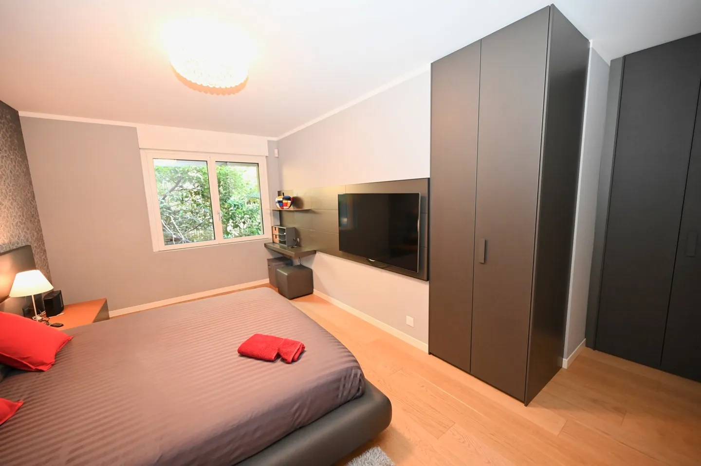 Exklusive Luxusvilla mit Innenpool und Seeblick - Foto 18 von 23