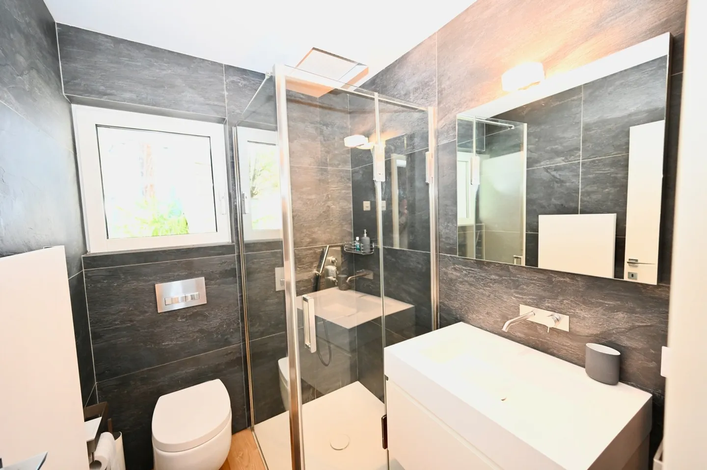 Exklusive Luxusvilla mit Innenpool und Seeblick - Foto 19 von 23