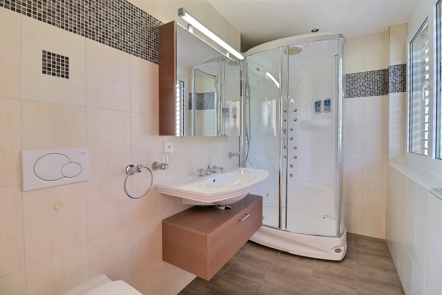 Wunderschöne 5,5 Zimmer mit atemberaubendem Blick auf den See und die Alpen - Foto 13 von 15