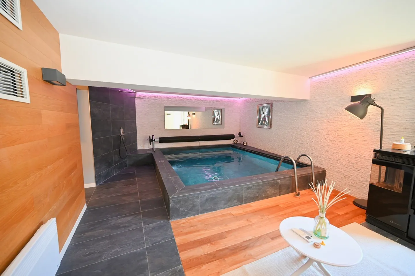 Exklusive Luxusvilla mit Innenpool und Seeblick - Foto 20 von 23