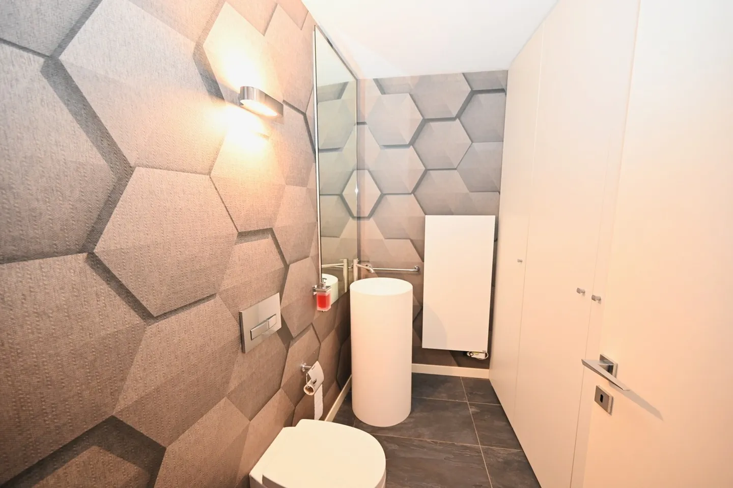 Exklusive Luxusvilla mit Innenpool und Seeblick - Foto 21 von 23
