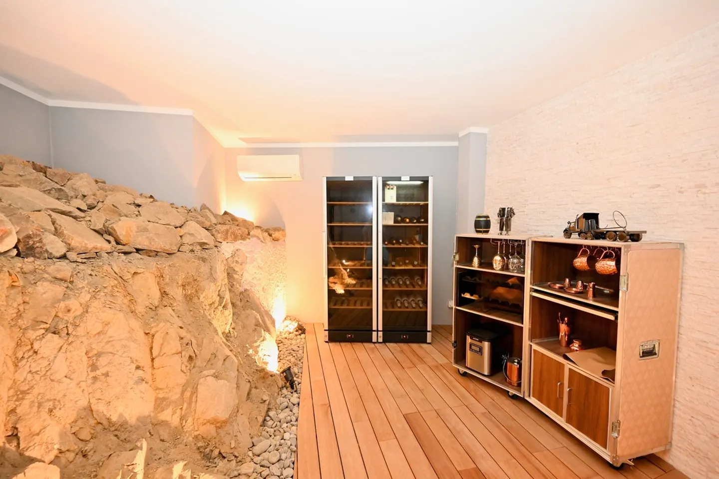 Exklusive Luxusvilla mit Innenpool und Seeblick - Foto 23 von 23