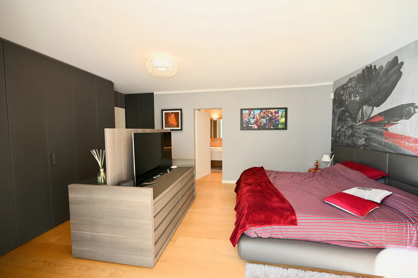 Exklusive Luxusvilla mit Innenpool und Seeblick - Foto 13 von 23