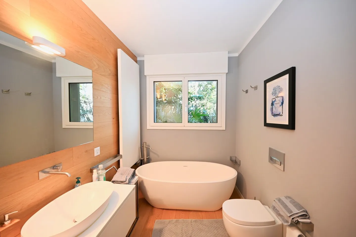 Exklusive Luxusvilla mit Innenpool und Seeblick - Foto 15 von 23
