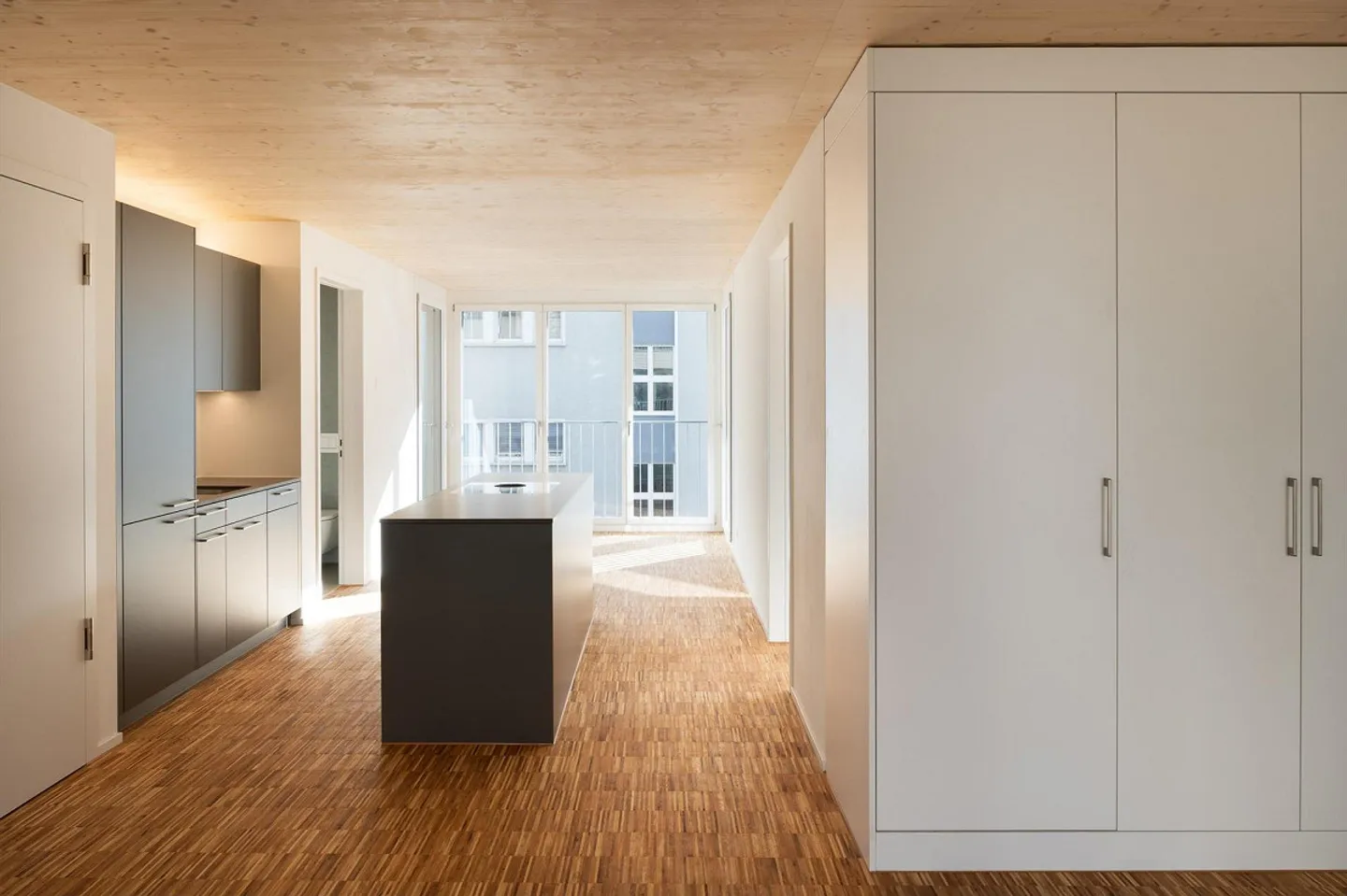 Moderne Wohnung mit grossem Balkon - Foto 2 von 9