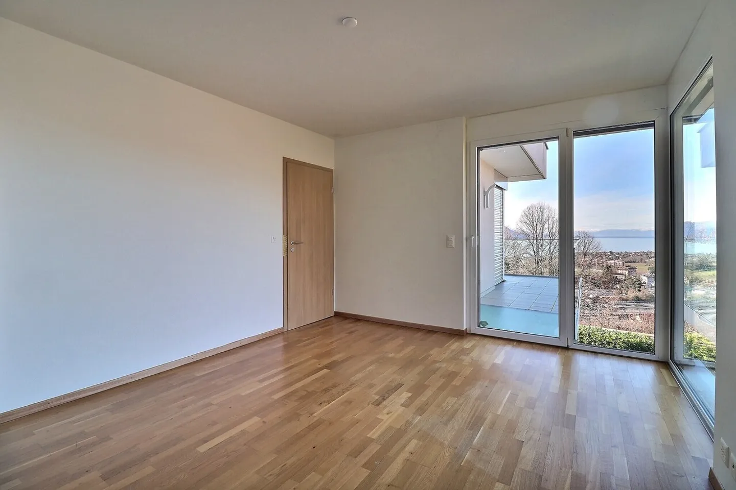 Wunderschöne 5,5 Zimmer mit atemberaubendem Blick auf den See und die Alpen - Foto 12 von 15