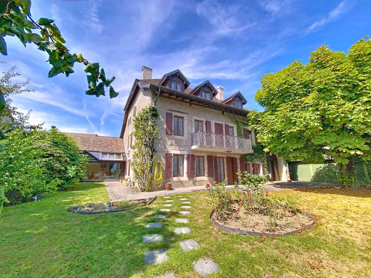Grande maison familiale avec piscine et grand terrain bordé d'arbres - Photo 1 sur 9