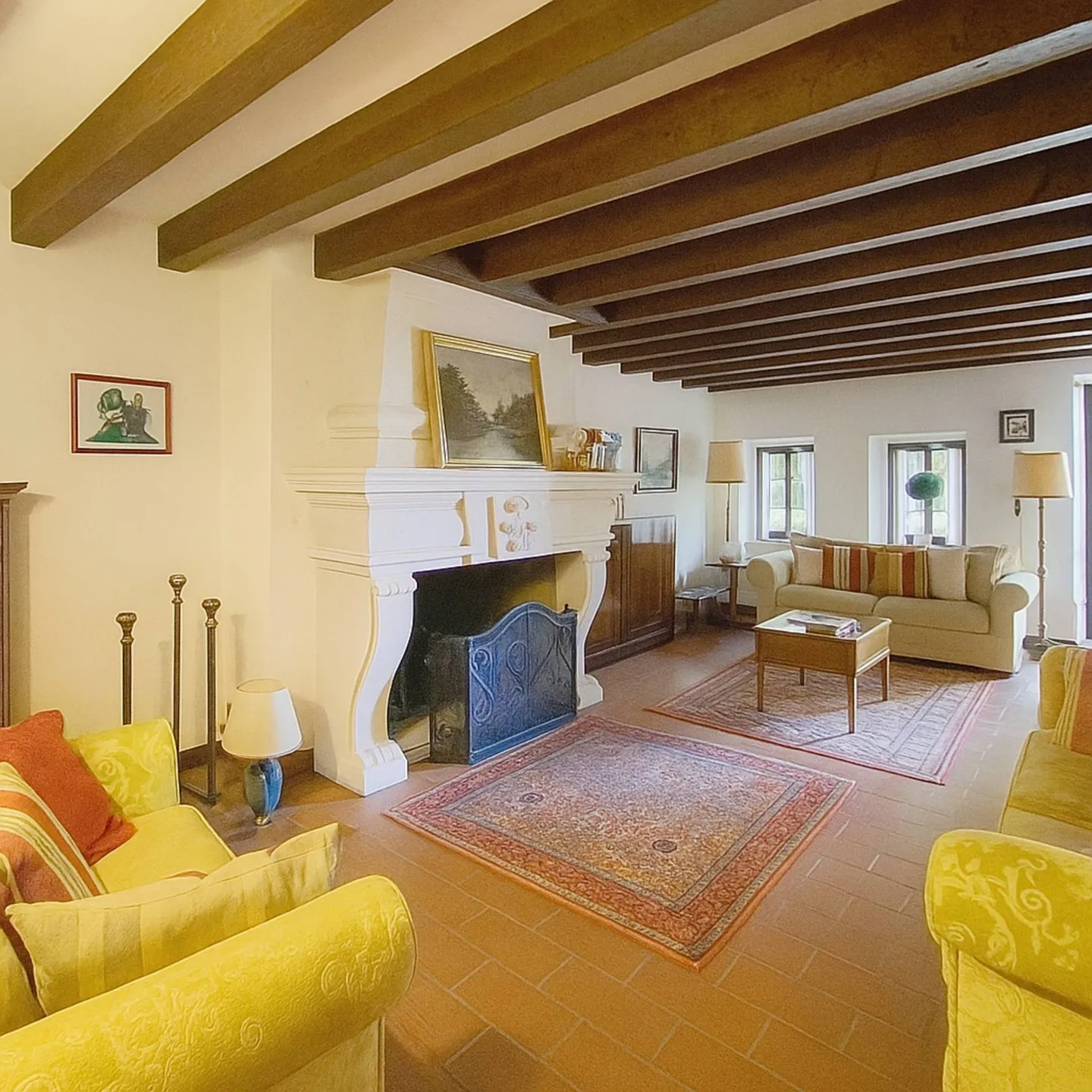 Grande maison familiale avec piscine et grand terrain bordé d'arbres - Photo 2 sur 9